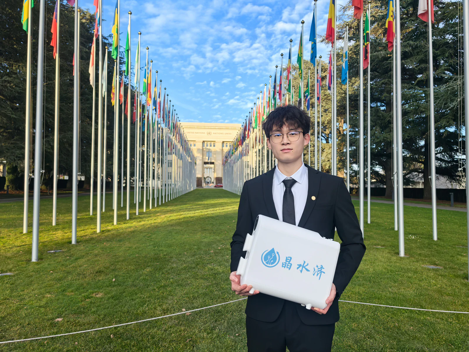 在联合国万国宫前展示晶水济产品